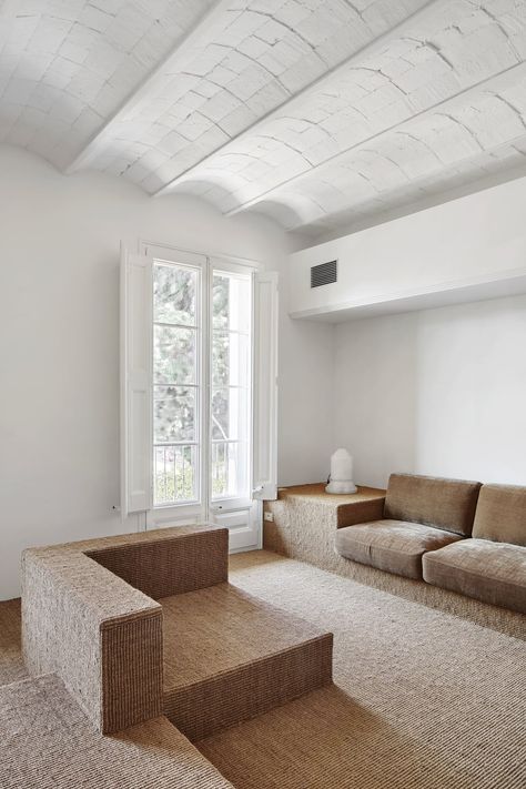 Arquitectura-G, José Hevia · Girona Street White Apartment, Barcelona Apartment, Old Apartments, Decor Minimalist, A Living Room, White Walls, Sofa Design, Interior Spaces, Interior Inspiration