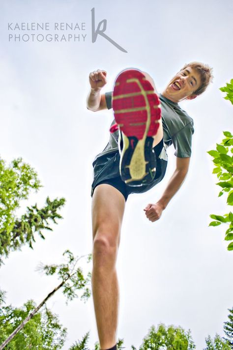 Ha ha! So much fun! Love it! Cross Country Pictures, Cross Country Running Training, Track Photography, Country Picture, Track Senior Pictures, Running Pose, Running Pictures, Senior Photos Boys, Running Photography