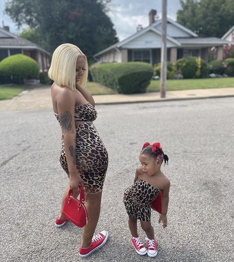 Mommy And Me Outfits Black People, Mommy Daughter Photography, Matching Mommy Daughter Outfits, Mommy Daughter Photoshoot, Mommy Daughter Pictures, Kid Birthday Outfits, Cute Family Pictures, Mom Daughter Outfits, Mommy Daughter Outfits