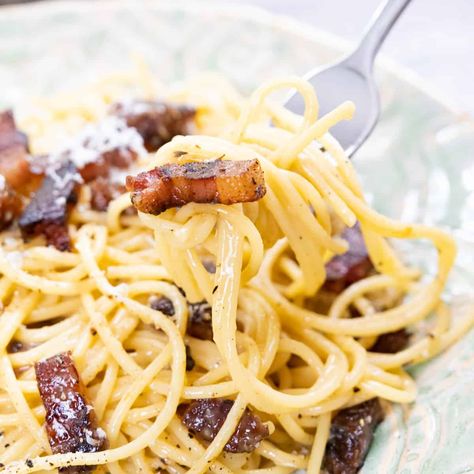 Spaghetti Carbonara Do's and Don'ts Recipes Using Italian Sausage, Traditional Carbonara Recipe, Traditional Carbonara, Italian Carbonara, Rigatoni Pasta Recipes, Authentic Spaghetti, Panini Recipes Chicken, Crispy Pancetta, Chicken Panini