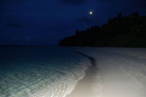 Beach At Night, Jolie Photo, Nature Aesthetic, White Sand, Pretty Places, Countries Of The World, الرسومات اللطيفة, Blue Aesthetic, Blue Water