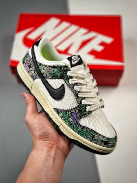 Floral Nike Shoes, Nike Slides Womens, Nike Floral, Floral Nikes, Nike Dunk Low Next Nature, Old Nikes, Slides Nike, White Nike Shoes, Nike Slides