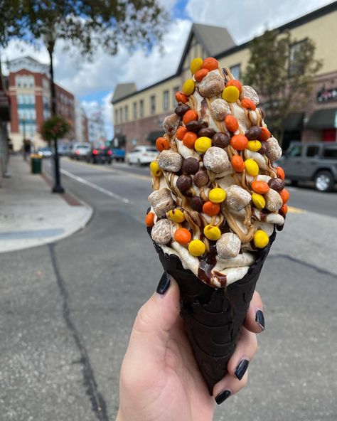 ☁️ CLOUD NINE ☁️ on Instagram: “Talk about a ✨ peanut butter paradise ✨ Cookie Crisp x Reese’s Puffs ice cream topped with Reese’s pieces, cookie dough, peanut butter AND…” Cookie Dough Peanut Butter, Reeses Ice Cream, Ice Cream Puffs, Cookie Crisp, Ice Cream Toppings, Cloud Nine, Cute Art Styles, Cute Food, Cookie Dough