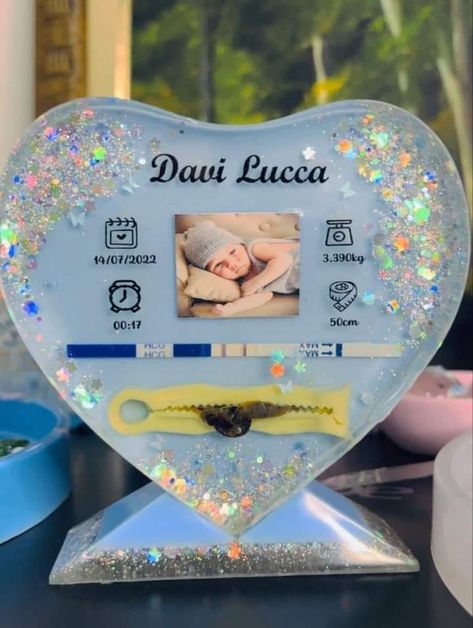 Newborn Resin Ideas, Baby Resin Art, Vom Avea Un Copil, Diy Resin Gifts, Baby Shadow Box, Resin Crafts Tutorial, Baby Facts, Diy Resin Projects, Baby Frame