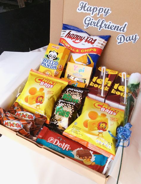 by dininuelista Snack Box Gift Aesthetic, Snack Hampers, Hampers Snack, Ide Hampers, Girlfriend Day, Hampers Ideas, Cake Snack, Box Hampers, Girlfriends Day