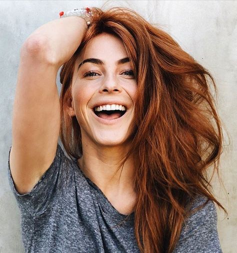 Julianne Hough is now a redhead ! click through to see her transformation Celebrity Hair Color Brunette, Hair Color Ombre Blonde, Hair Color Ombre, Hair Colors To Try, Celebrity Hair Colors, Dyed Red Hair, Ombre Blonde, Hair Color Auburn, Celebrity Hair