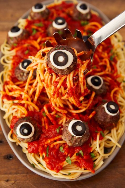 halloween dinner ideas - eyeball pasta Halloween Dinner Ideas, Halloween Fingerfood, Halloween Appetizers Easy, Recetas Halloween, Halloween Food Dinner, Halloween Party Dinner, Party Appetizers Easy, Halloween Appetizers, About Halloween