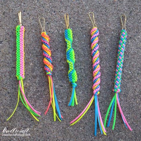 Oh my goodness you guys. I love Boondoggle! I was pretty involved in a little business venture around the age of 10 making keychains. I would buy boondoggle lace at the store and sell it on the playground at school. I sold it by the yard so kids could make their own boondoggle keychains. I can't remember selling actual keychains though, because the real fun is in the making them. Scooby Keychain, Boondoggle Patterns Tutorials, Boondoggle Patterns, Things To Sell At School, 90s Crafts, Gimp Patterns, Plastic Lace Crafts, Gimp Bracelets, Lanyard Crafts