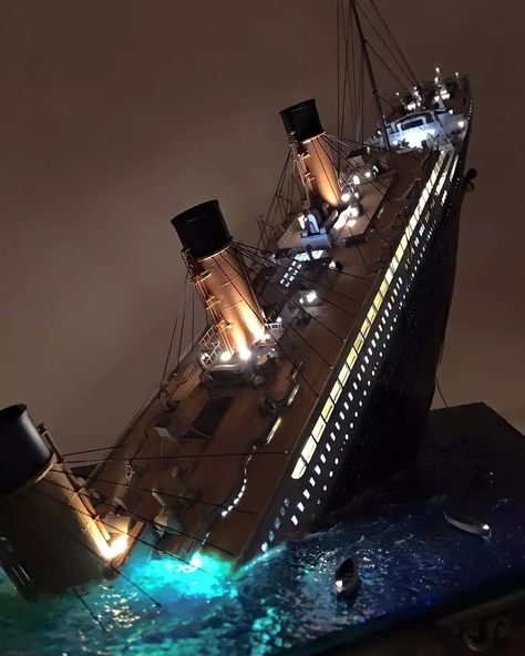 Titanic loversz89 on Instagram: “#leonardodicaprio #katewinslet #titanic #titanichotel #titanicscene #titanic3d #titanicmeme #titanicdeluxebelek #titanicbeachlara…” Titanic Diorama, Sinking Titanic, Titanic Wallpaper, Belfast Titanic, Titanic Model, Titanic Sinking, Titanic Facts, Hms Hood, Titanic Ship