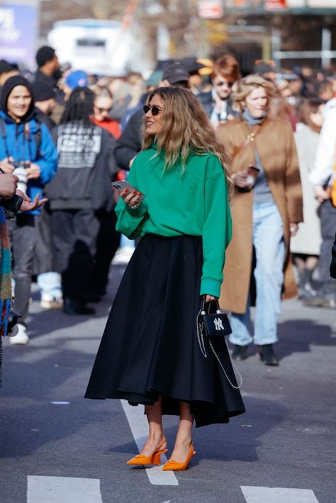 NYFW FW23 full gallery – Sandra Semburg Long A Line Skirt Outfits, A Line Midi Skirt Outfit, Flare Skirt Outfit, Midi Skirt Outfit Winter, Skirt Outfit Winter, Reunion Outfit, A Line Skirt Outfits, Street Style Skirt, Skirt Ootd