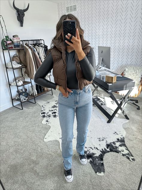 Business Casual Outfits Jeans Winter, Work Outfits With Combat Boots, Black Body Suit And Jeans Outfit, Black Long Sleeve And Jeans Outfit, Combat Boots And Jeans Outfit, Doc Marten Outfits Women, Black Bodysuit Outfit Ideas, Leather Converse Outfit, Black Long Sleeve Bodysuit Outfit