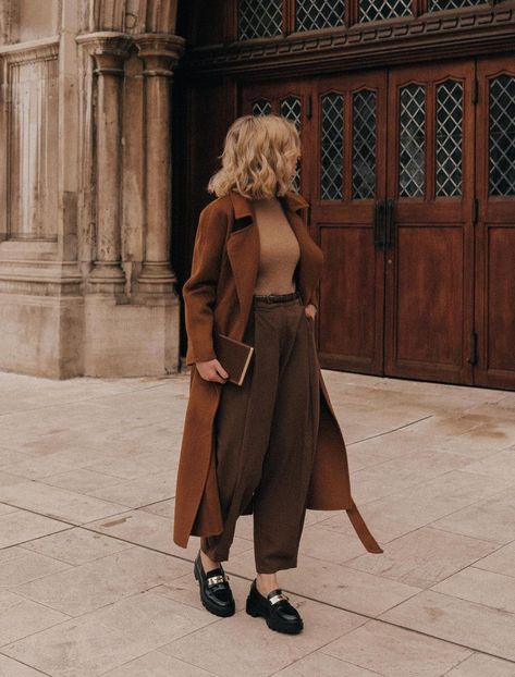 Aesthetic Fall Winter Outfits, Dark Academia Holiday Outfits, Dark Academia Coat Outfit, Brown And Black Striped Sweater Outfit, Dark Academia Outfit Shoes, Business Casual Dark Academia, Dark Academia Business Casual, Autumn Vintage Outfit, Fall And Winter Outfits 2024