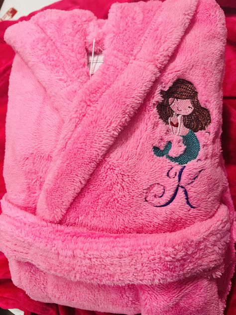 30% off Sitewide w/Free UPS Ground Shipping! Make bath time, bedtime, and lounging extra special with our Kids Fleece Robes 
#hoodedrobe #redrobe #kidshoodedrobe #girlsbathrobe #kidsbathrobe #monogrammedrobe #boysbathrobe #christmasgifts #customrobe Turkey Handprint, Custom Robes, Kids Robes, Fleece Robe, Hooded Robe, Bath Girls, Kids Fleece, Gift For Girls, Bath Time