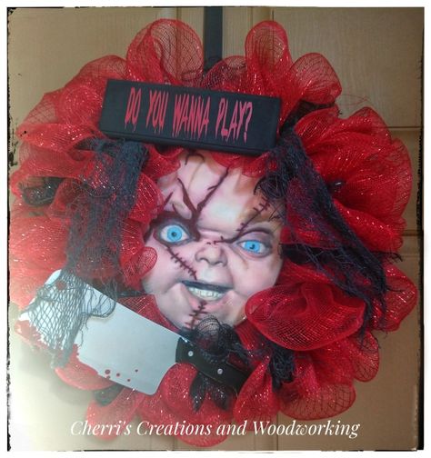 Chucky Door Decorations, Chucky Wreath, Chucky Halloween Wreath, Scary Wreaths, Jason Voorhees Wreath, Horror Diy, Horror Movie Wreath, Micheal Myers Wreaths, Diy Horror