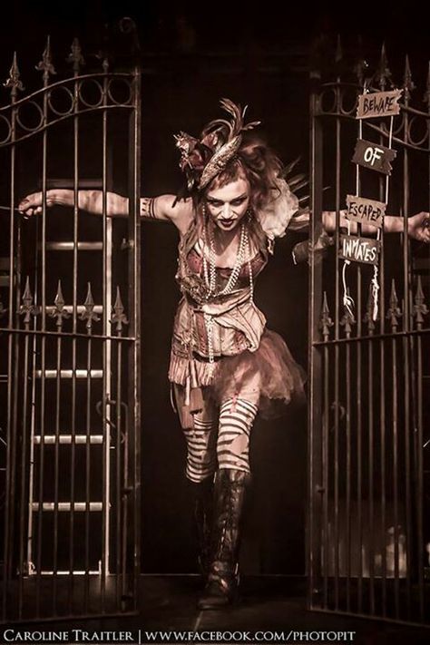 Evil Circus Costume, Haunted Circus Costumes, Gothic Circus Aesthetic, Scary Ringmaster, Emelie Autumn, Creepy Ringmaster, Vampire Circus, Creepy Circus, Emilie Autumn