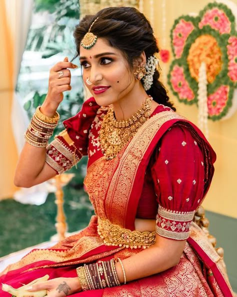 South Indian Bride Blouse Design India, Pattu Saree Hair Styles, Wedding Bride South Indian, Hairstyles For South Indian Brides, Indian Bridal Look In Saree, Hairstyles For Pellikuthuru, Pelli Kuturu Hairstyles, Bride Sarees Wedding, Muhurtam Hairstyles South Indian