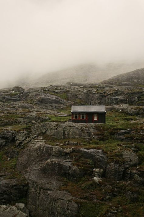 Trollstigen Norway, Small Cabin, Cabin In The Woods, To Infinity And Beyond, Cabins In The Woods, Places Around The World, Beautiful World, In The Middle, The Great Outdoors