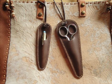 Clever and ingenious way of keeping sharp and pointy instruments.."Spoony says": a must have for the serious Artist. Leather Scissor Case, Leather Scissors Sheath, Scissor Holders, Leather Cases, Leather Anniversary Gift, Scissor Case, Leather Craft Projects, Leather Anniversary, Leather Ideas