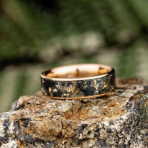 Mens Jade And Gold Ring, Mens Wedding Rings Moss Agate, Men Wedding Rings Unique, Unique Men Engagement Rings, Unique Mens Jewelry, Unusual Wedding Rings Men, Non Traditional Wedding Rings Men, Moss Agate Ring For Men, Mens Moss Agate Ring