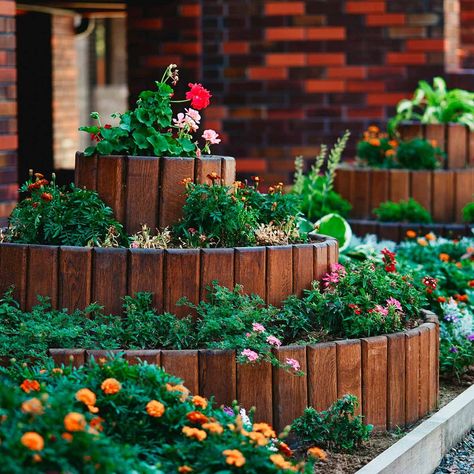 Raised Bed Flower Garden, Simple Flower Bed Ideas, Beautiful Raised Garden Beds, Stone Flower Beds, Raised Flower Beds, Flower Bed Designs, Building A Raised Garden, Garden Flower Beds, Flower Tower