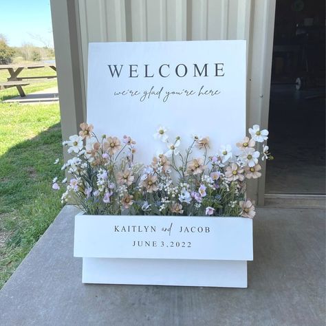 Flower Box Welcome Sign, Sign With Flowers, Recuerdos Primera Comunion Ideas, Welcome Flowers, Future Wedding Plans, Wedding Welcome Sign, Wedding 2024, Flower Box, Wedding Welcome Signs