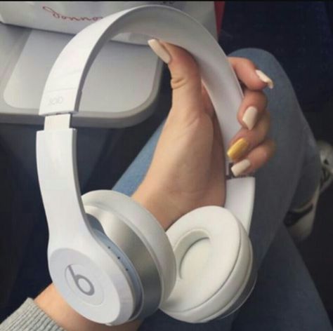 White Beats Studio 3, Aesthetic Beats Headphones, Headphones Beats Aesthetic, White Beats Headphones Aesthetic, White Beats Aesthetic, Beats Solo Pro Aesthetic, Beats Studio 3 Aesthetic, Beats Solo 3 Aesthetic, Beats Aesthetic