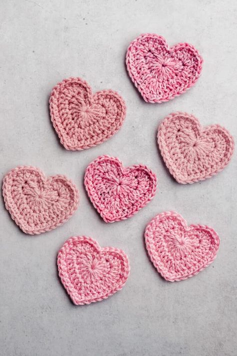 Free Crochet Heart Pattern - 3 Sizes Valentines Garland Crochet, Crochet Heart Without Magic Circle, Heart Garland Crochet Pattern, Crocheted Heart Garland, Crochet Heart Bunting, Crochet Heart Wreath, Valentine’s Day Prek, Crochet Heart Garland Free Pattern, Large Crochet Heart Pattern Free