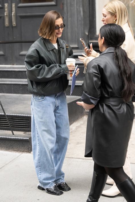 Celebrity Casual Outfits, Stylish Fall Outfits, Leather Jacket Style, 90s Fashion Outfits, Leather Jacket Outfits, Looks Street Style, 가을 패션, Hailey Bieber, Dark Fashion