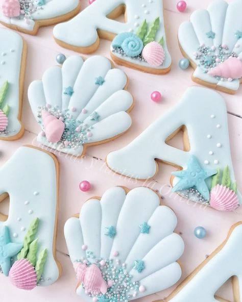 Sea Cookies, Mermaid Birthday Party Food, Royal Icing Cookies Recipe, Mermaid Cookies, Pink Cookies, Party Sweets, Sea Cakes, Beach Cakes, Cake Decorating With Fondant