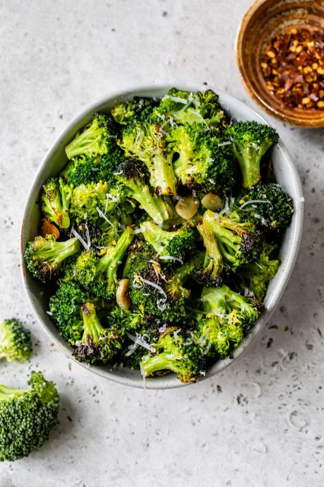 No one can resist this healthy, garlicky sautéed broccoli recipe—especially with freshly grated Parmesan cheese and lemon zest. So easy too! Broccoli Recipes Sauteed, Sauteed Broccoli, Sautéed Broccoli, Crock Pot Baked Potatoes, Steak Sides, Broccoli Sauteed, Fried Broccoli, Broccoli Recipe, Pesto Chicken Pasta