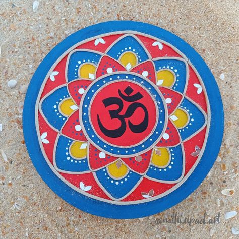 Simple OM lippan art on cake cardboard base.. 🎨 💛💙❤️ Loved shooting pics at the beach😍 #beachphotography #mobilephotography #artist #creative #art #artistsofinstagram #fevicrylacryliccolours #fevicrylmouldit #omnamahshivaya #om #diycrafts #diy #lippanart #bestfromwaste Lippan Art, Om Namah Shivaya, Fun Easy Crafts, Mobile Photography, Beach Photography, At The Beach, Easy Crafts, Creative Art, The Beach