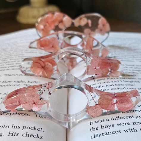 Real Dried Hydrangea Book Page Holders! . . . #resinart #resin #driedflowers #hydrangeas #francesandgrace #rochesterny #handmade #bookthumbholder Thumb Book, Page Holder, Love Bugs, Book Page, Book Pages, Resin Crafts, Book Gifts, Resin Art, Hydrangea