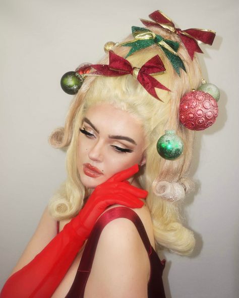 #christmas #xmas #christmasmakeup #makeup #makeupartist #fashion #wigstyling #wig #fashionphotography #makeupphotography Christmas Fashion Aesthetic, Christmas Editorial Photography, Christmas Fashion Editorial, Christmas Tree Hairstyles, Christmas Shoot Ideas, Editorial Christmas, Christmas Wig, Santa Photography, Hairstyles For Party