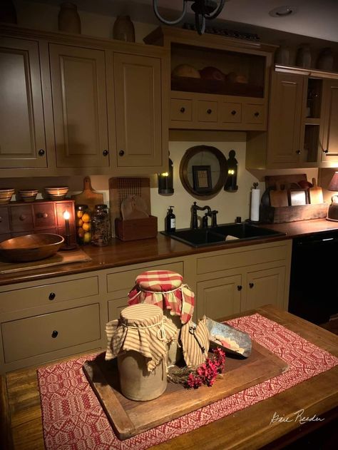 Primitive Colonial Kitchen, Primitive Homes Interiors, Gail Reeder, Primitive Country Kitchen, Colonial Kitchens, Primitive Decor Ideas, Modern Farmhouse Living Room Decor, Primative Decor, Bread Boards