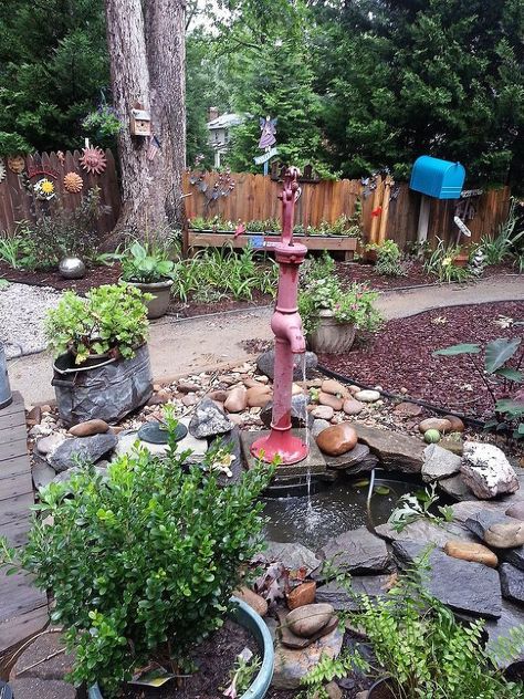 Old Hand Pump Fountain Farmhouse Pool, Old Water Pumps, Pump Fountain, Hand Water Pump, Diy Solar Fountain, Garden Water Fountains, Garden Water Feature, Diy Garden Fountains, Diy Fountain