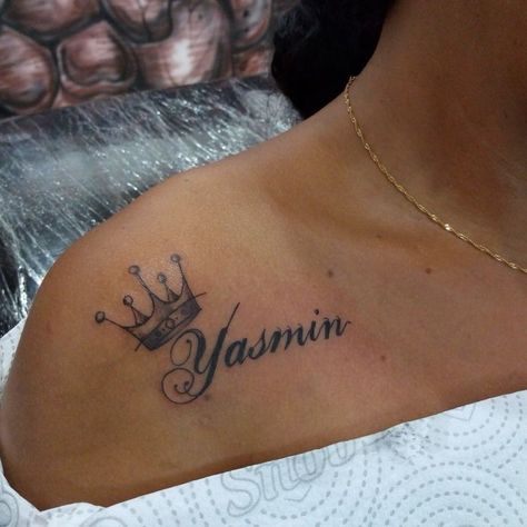 Name Tattoos On Women, Cute Name Tattoos, Name With Crown Tattoo, Couple Name Tattoos, Name Tattoo On Hand, Cool Finger Tattoos, Crown Tattoos, Cute Tattoos On Wrist, Baby Name Tattoos