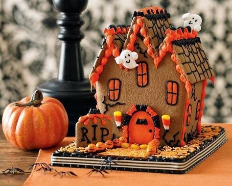 Halloween gingerbread house Haunted Gingerbread House, Halloween Gingerbread House, Ginger House, Dulces Halloween, Casa Halloween, Cookie House, Halloween Baking, Halloween Goodies, Halloween Horror Nights