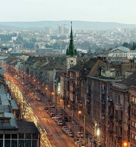 KOLOZSVAR-Ferenc József út (románul Str. Horea) Kolozsvár belvárosához közel található, a Hídelve legfontosabb utcája. A Híd utca folytatásaként a Szamos bal partjától északra halad és a vasútállomásnál végződik.1565-ben Platea maior, 1573-ban Hydelwe platea Magna, 1694-ben Hidelvi Nagy ucza néven említették. 1899-ben kapta a Ferencz József út nevet. Az első világháborút követően 1923-ban a Híd utcával együtt I. Ferdinánd román királyról Regele Ferdinand-nak nevezték el. Visit Romania, Romania Travel, Cluj Napoca, Brasov, Beautiful Country, Bhutan, Macedonia, Eastern Europe, Places Around The World