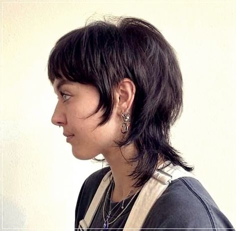 Mullet cut: everything you need to know about this bold, fashionable hairstyle in 2024 Shag Mullet Straight Hair Short, Queer Haircut Straight Hair, Mullet Women Straight Hair, Mullet On Straight Hair, Grown Out Mullet Women, Shaggy Mullet Straight Hair, Mullet Hairstyle Straight Hair, Straight Hair Mullet Woman, Shullet Cut