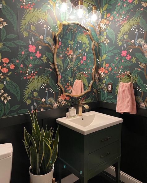 Mid Century Modern Half Bath, Modern Half Bath, Half Bath Wallpaper, Bathroom Wallpaper Vintage, Eclectic Mid Century Modern, Bathroom Wallpaper Modern, Wallpaper Accent Wall Bathroom, Small Bathroom Wallpaper, Tapete Gold