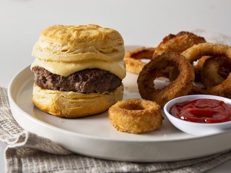 Biscuit Burgers with Cheese Sauce Biscuit Burgers, Ideas With Hamburger Meat, Dinner Ideas With Hamburger Meat, Dinner Ideas With Hamburger, Hamburger Meat, Steak Seasoning, Vegetarian Dinners, Smart Cooking, Buttermilk Biscuits