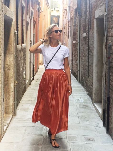 Fall Outfit inspiration. Pleated maxi skirt and white tshirt. Venice. Orange And White Skirt Outfit, Terracotta Skirt Outfit, Tshirt And Maxi Skirt Outfit, Long Orange Skirt Outfit, Orange Pleated Skirt Outfit, Long Skirts With Tshirts Outfit, Plain White Tshirt Outfit, Maxi Skirt With Tshirt, Orange Maxi Skirt Outfit