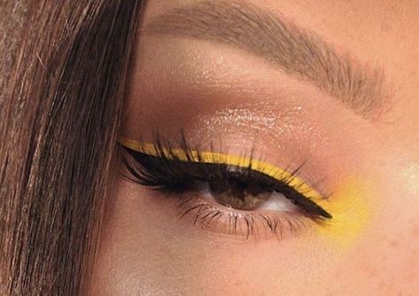 Makeup Looks Colored Eyeliner, Colour Inner Corner Makeup, Coloured Eyeliner Looks Aesthetic, Coloured Eyeliner Ideas, Different Color Eyeliner, Coloured Inner Corner Makeup, Coloured Liner Looks, Cute Colored Eyeliner Looks, Two Colour Eyeliner