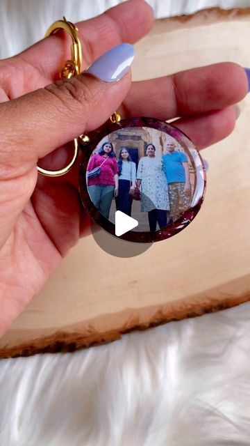 Resin Photo, Something Unique, Photo Keychain, Looking For Something, Diy Resin Crafts, Diy Resin, A Background, How To Preserve Flowers, Resin Diy