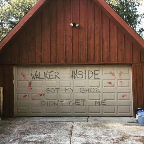 The Walking Dead inspired garage door for Halloween. Twd Halloween Decor, Walking Dead Halloween Decorations, The Walking Dead Halloween, Scary Halloween Decorations, Halloween Porch, Halloween Outdoor Decorations, Garage Door, Scary Halloween, Halloween Ideas