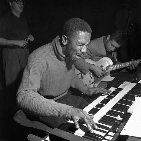 Guitarist Kenny Burrell and organist Jimmy Smith during a recording session at the Manhattan Towers for a Jimmy Smith Blue Note album. The label's  founder Alfred Lion listens in the background Jazz Magazine, Kenny Burrell, Francis Wolff, Jimmy Smith, Hammond Organ, Soul Sunday, Jazz Players, Sanaa Lathan, Blues Musicians