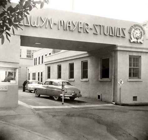 Driving through the East gate of the MGM studios in Culver City California in the early 1950s.  #metrogoldwinmayerpictures #americanmediacompany xoneoftheworldsoldestfilmstudios #losangeles #hollywood #movie #historicalphotos #rarelyseenhistory #oldphotos Los Angeles Architecture, Los Angeles Hollywood, Photography City, Movie Studios, City People, California History, Vintage Los Angeles, Main Gate, Vintage California