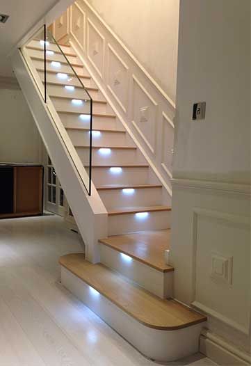 Glass Stairs Design, Wooden Staircase Design, Glass Railing Stairs, درج السلم, Stairway Lighting, House Staircase, Glass Stairs, New Staircase, Staircase Makeover