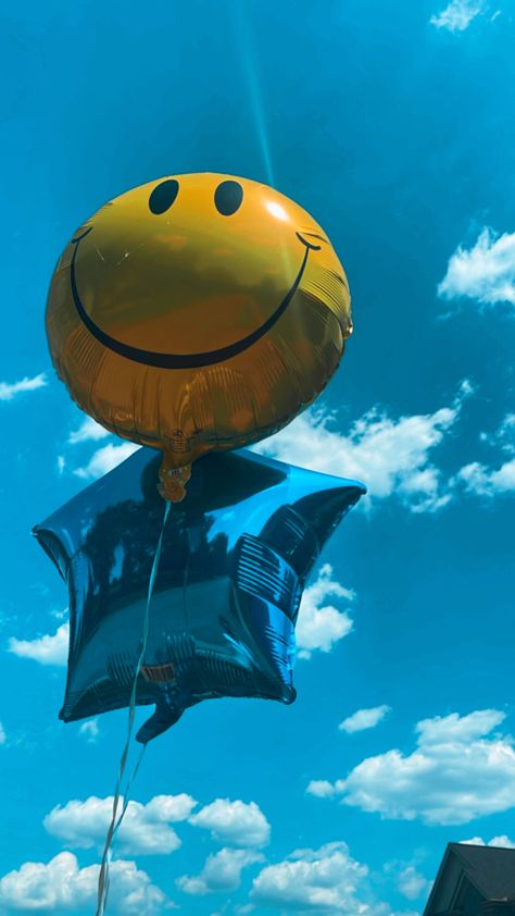 ig: @grace.cleaver14 Iphone Wallpaper Architecture, Smiley Balloon, Smiley Face Balloon, Smile Zone, Wallpaper Architecture, Balloon Wallpaper, Life Reference, Murakami Flower, Balloons Photography