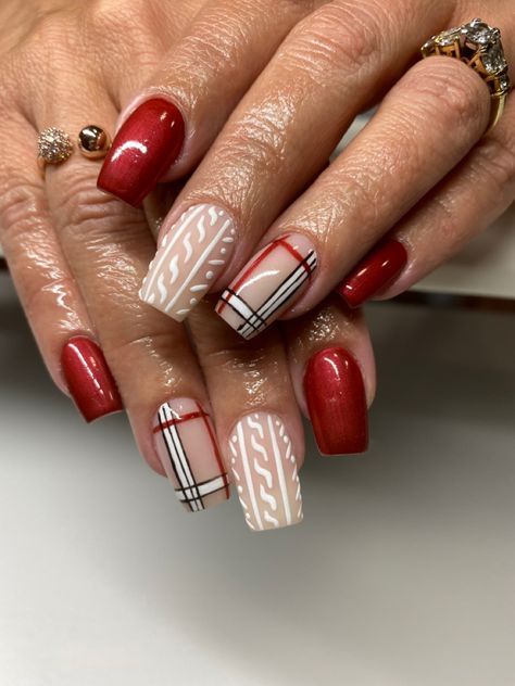 Plade Nails Christmas, Acrylic Nails Plaid Design, Buffalo Plaid Nail Art, Christmas Nails Red Plaid, Christmas Nails 2023 Plaid, Sweater Plaid Nails, Glossy Sweater Nails, Fall Nails With Plaid Design, Plaid Design Nails